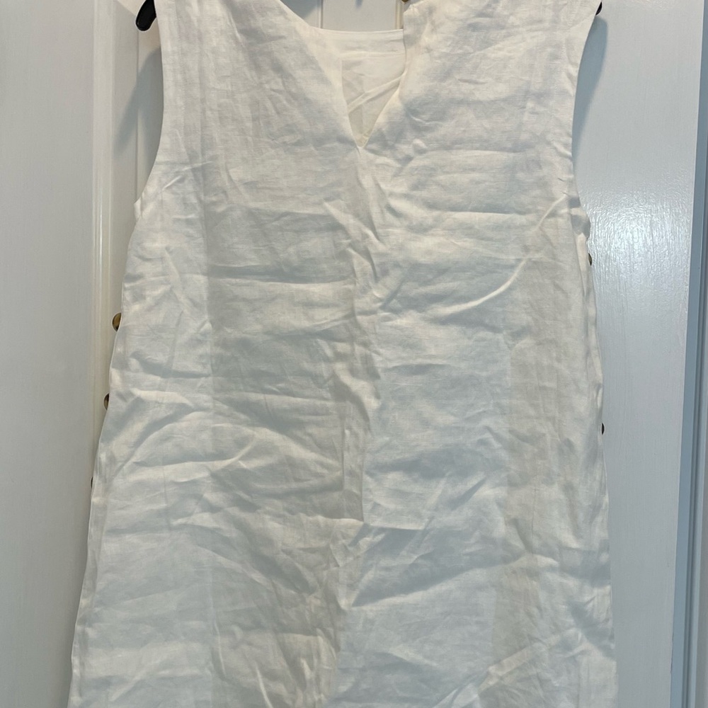 Elegant White Sleeveless Dress